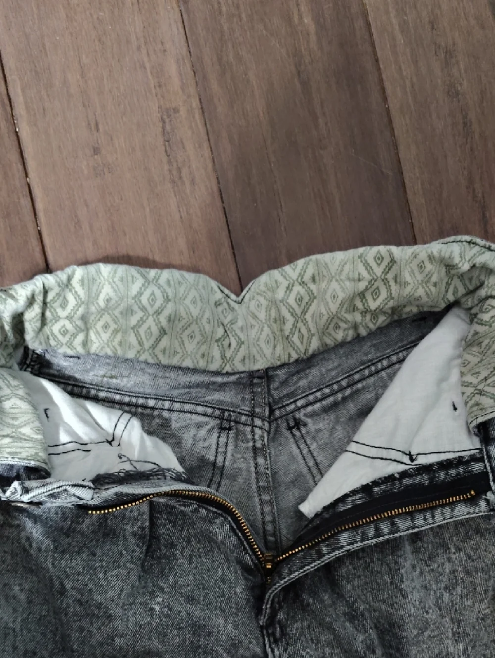 High-Waisted Vintage Acid Wash Women’s Jeans - Gray - Picture 3 of 8